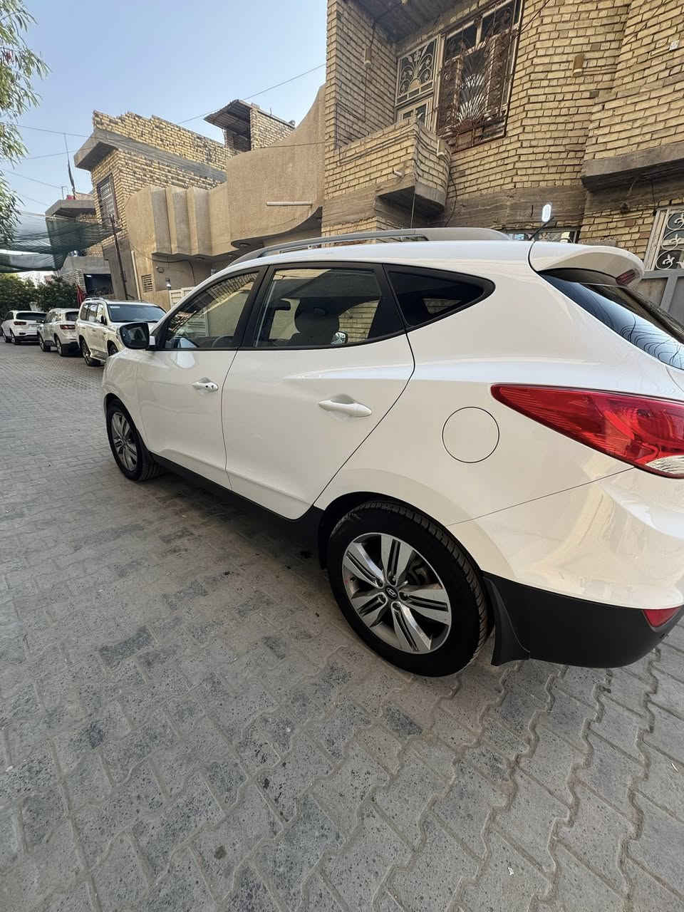 سلام عليكم توسان للبيع خليجي مكفوله من الضربه السياره خير من الله تشغيل بصمه بيبان بصمه تحكم ستيرن جهتين تبريد قطعتين  موديل ١٤ السياره رقمها كربلاء ومكانهة كربلاء والسياره استخدام شخصي الاستفسار الاتصال ***********/ ***********
