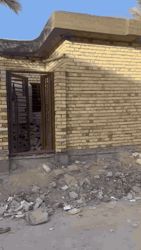 السلام عليكم يتوفر بيت هيكل للبيع المساحه 50متر طابق واحد بناء حديث في منطقه الشبانات قرب البزل الأول البيت صب رفت نوع العقار سند25 قرار محكمة عرض الشارع 8متر يحتوي البيت على غرفه نوم واستقبال وصاله ومطبخ وصحيات الاستفسار عن السعر ***********او***********
