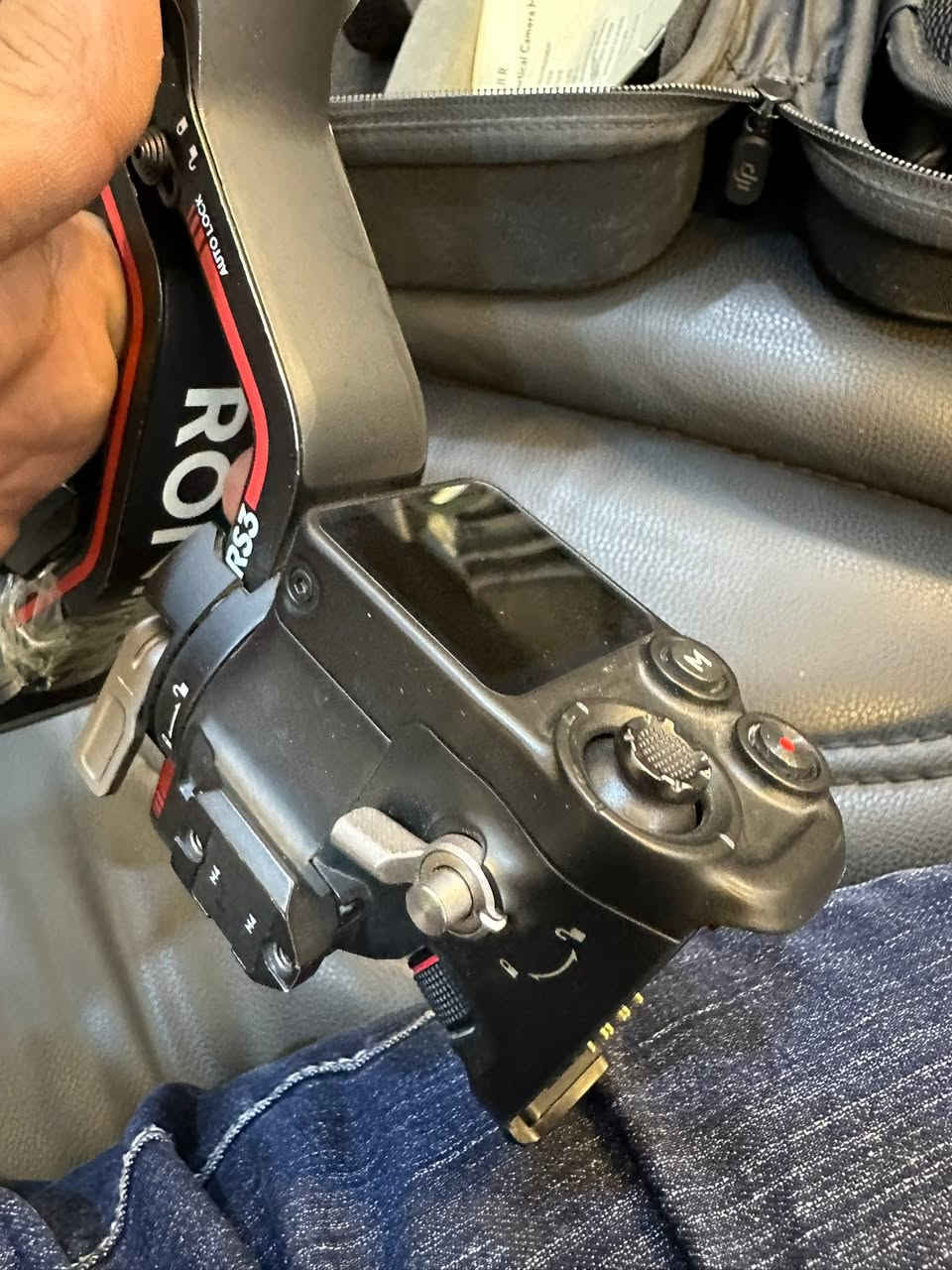 رونن rs3 كامل معه قطعة تصوير بالطول (ريلز)
بيه فقط القفال الفوك فالت وحاطلة صمخ حالياً ومابية شي 

مكاني البصرة 

*********** 

السعر 300
