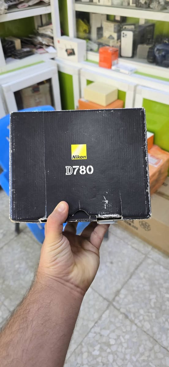 نيكون 780 مع 24.120 
نطافه95 كامل ملحقات اصليه كارتون 
سعرهن كامل مليون و 900الف
مكاني بابل 
***********
