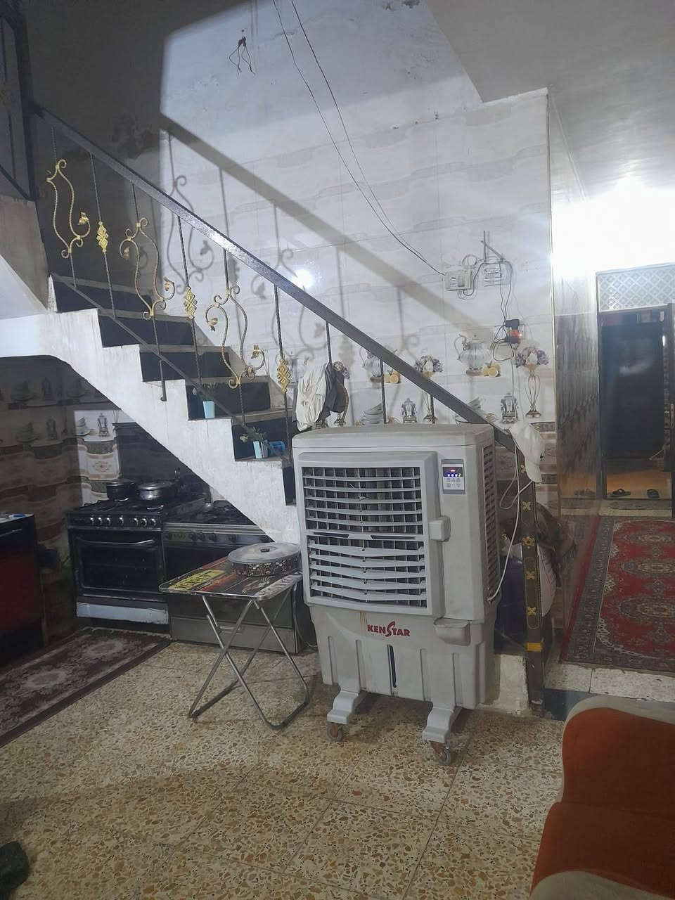 السلام عليكم بيت 100 متر طابق واحد مسلح رفت يحتوي على غرفه استقبال وحولي ومطبخ وغرفه كبيرة وصحيات داخلي وخارجي وفوك سطحين يصيرن غرف 
‏خدمات كلهه كاملة مي مجاري رئيسي وتبليط للعلم بيت نعوف بي غراض من ضمن سعر البيت تانكيات ثنين وسخانات ثنين وماطور مي والنت....موقع الشعلة الدوانم بشارع الجامع الاخضر السعر 90 وبي مجال ***********
‏

