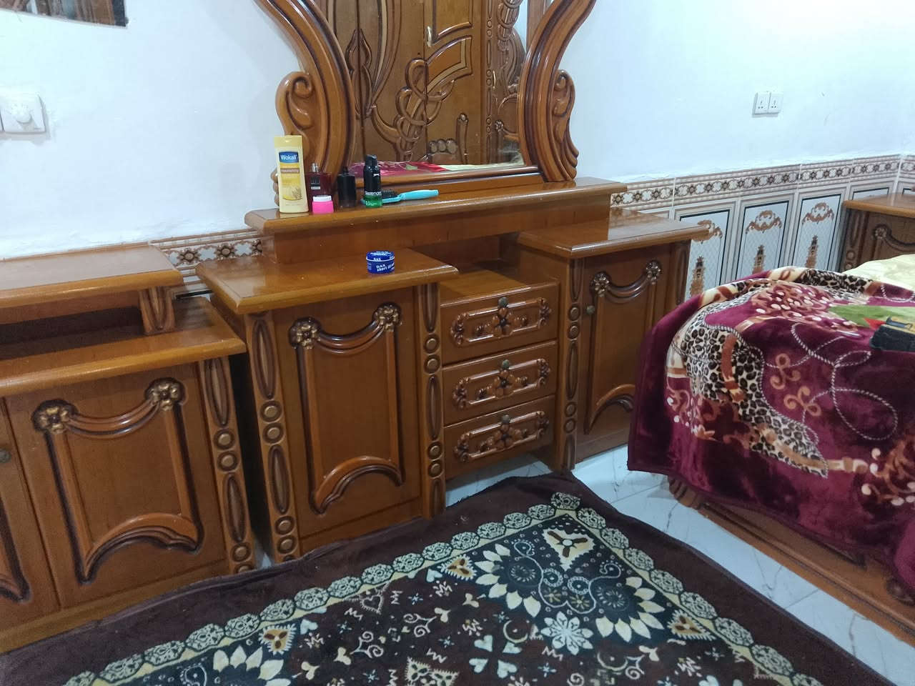 سلام عليكم غرفة نجاره عراقيه شرط تسكام مكونه من 8 قطع كنتور 6 خانات شغل عراقي شرط جديدة واحلى من الصور نظافته ميه بل ميه شرط 
الاستفسار الاتصال على هاذ الرقم *********** يوجد وات ساب
