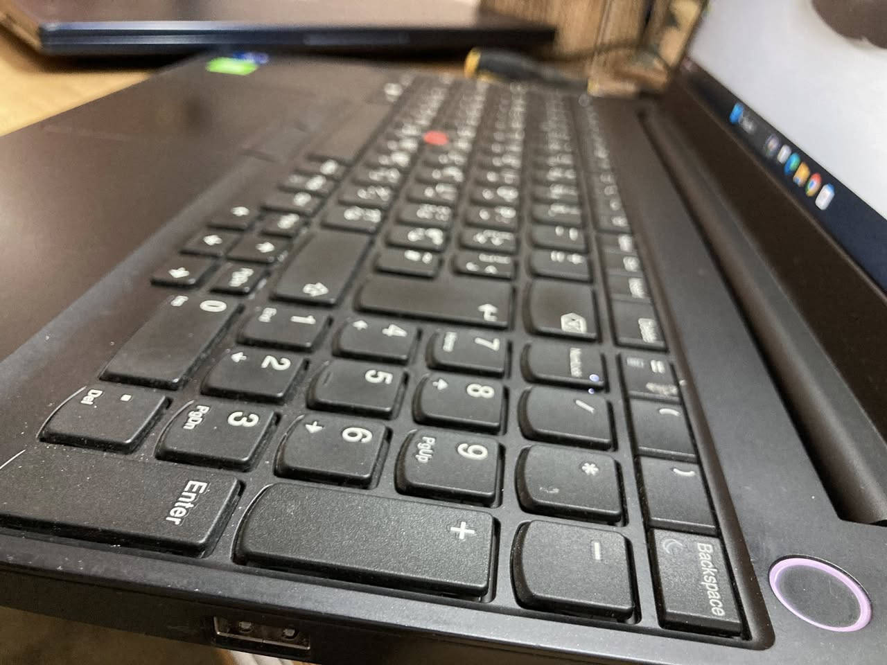 السلام عليكم ورحمة الله 
اللابتوب الاحترافي من لينوفو فئه Thinkpad 
الجهاز بنضافه ممتازه بدون خلل شغال مضمون من الملاحضه 

ياتي بالعتاد الاتي
شاشه حجم 15.6 انش دقه 1080 الوان ممتازه نقيه

معالج ممتاز من انتل
Core i7-12550U -4.80GHZ TURBO BOOST
توربو معالج ٤.٨٠ كيكا ممتاز من الجيل الاثنا عشر

كرت شاشه داخلي انتل و خارجي من
Nvidia Gforce Mx550-4GB DDR6 

ممتاز للرندر و الكيمنك و البرامج الهندسه و المونتاج 

رامات سعه 16GB نوع DDR4 قابل للتوطير
هارد 512SSD ويحوي ثلاث انضمه تخزين داخليه قابله للتطوير

بطاريه ساعتان عمل و اكثر
بصمه فتح وقفل
صوت ستيريو محيطي من دولبي

ملاحضه يوجد اسفل قاعده اللابتوب ضرر بسيط غير مؤثر 

السعر ٤٩٠ الف فقط
بغداد قرب البياع ويوجد توصيل 
للتواصل***********
