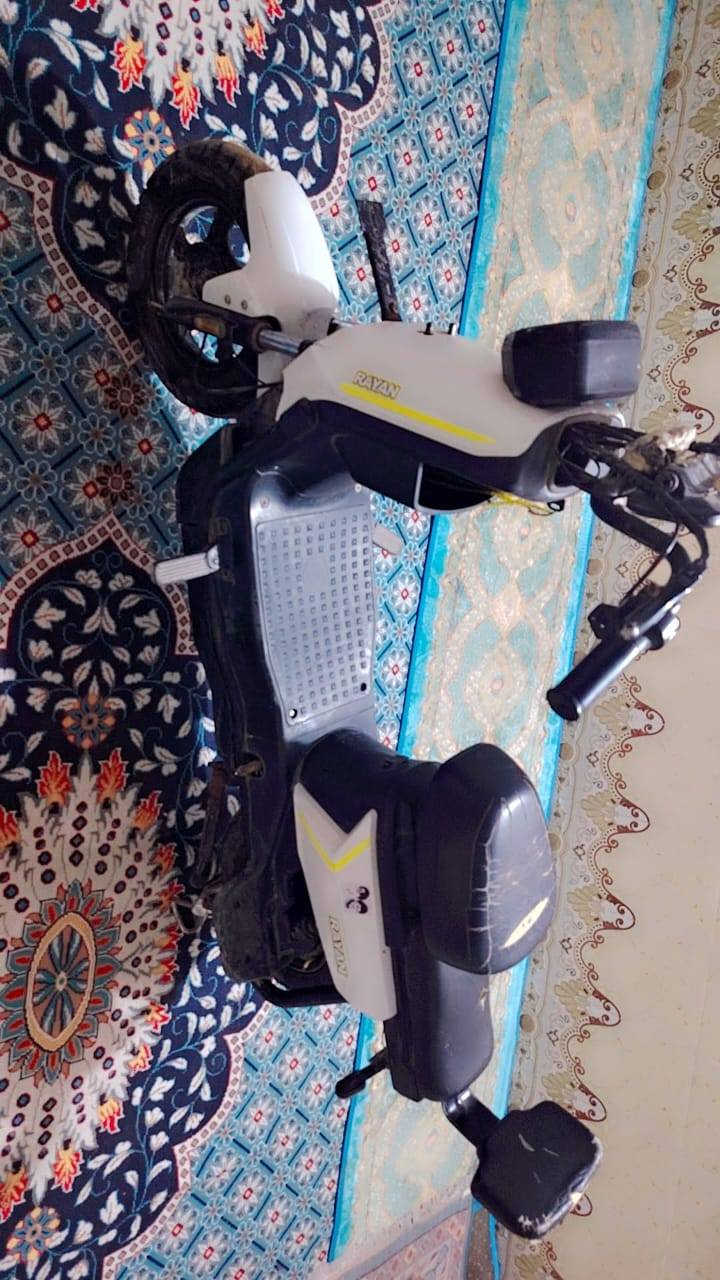 السلام عليكم. دراجه شحن لبيع. اربع بطاريات. دراجه نضيفه. المكان. نجف الاشرف. زراعي حي ميسان مقابيل حي العسكري . تواصل علئ هاذه رقم ***********..
