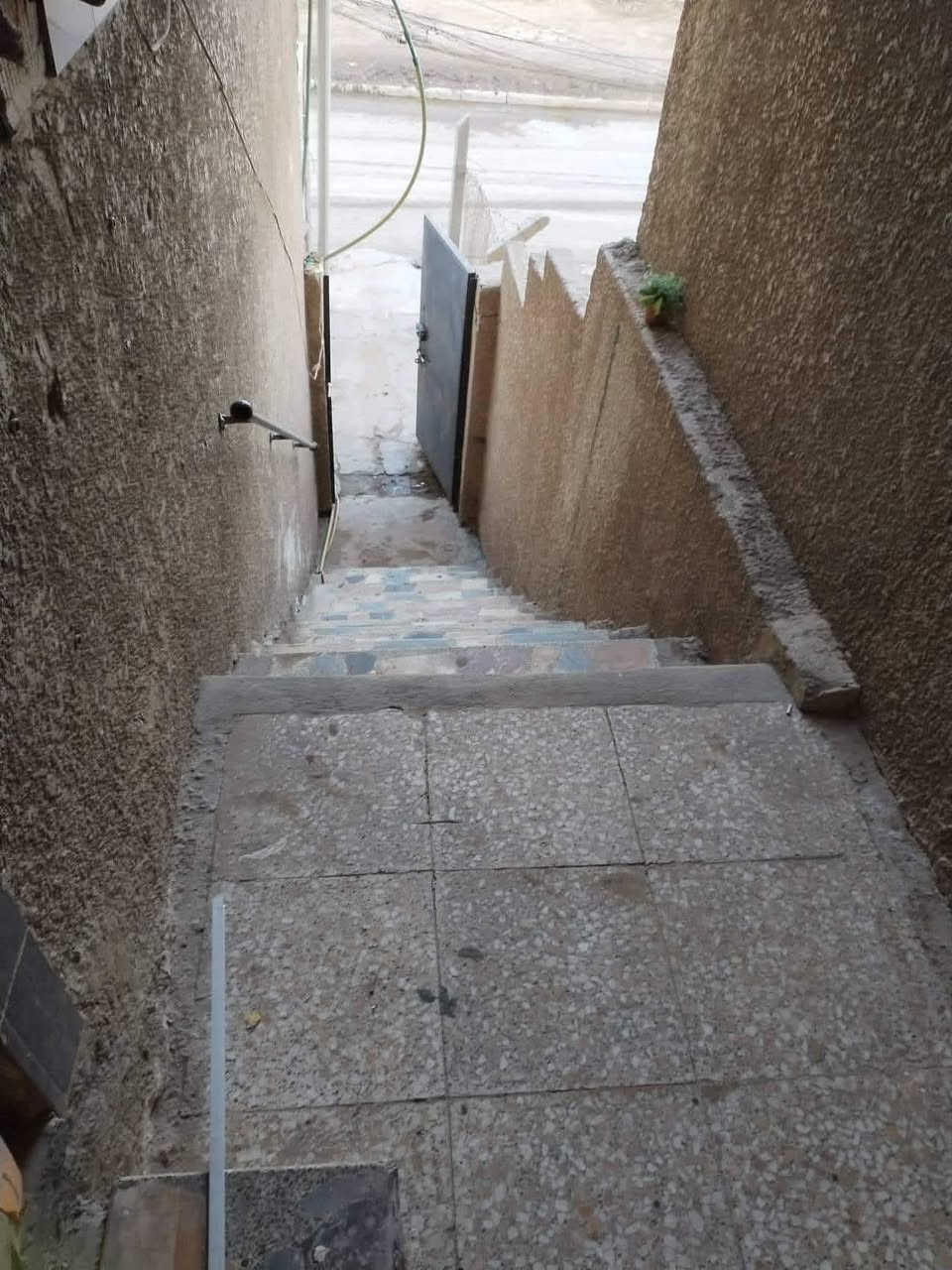 سلام عليكم يوجد مشتمل طابق ثاني للايجار في منطقة حي العدل خلف اسواق الربيع تحتوي عل غرفتين نوم وصاله ومطبخ وخدمات وسطح للاستفسار الاتصال عل الرقم التالي *********** او*********** مكتب اليقين
