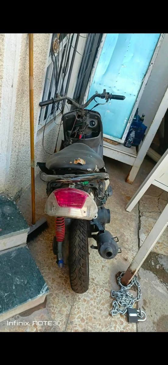دراجه ماكس (كوم حديد)دراجه طافيه مكينته 55بيه  مكينه هاون بيه صدر رياضي بطل وبيه ويل امامي رياضي سلفه مال 55بدلته جديد امانت الله وبين كابريتر هم جديد والدرجه اعيد وكرر طافه ابيعه على وضعه125وبيه مجال بيه مجال قليل العنوان بغداد سبع ابكار***********
