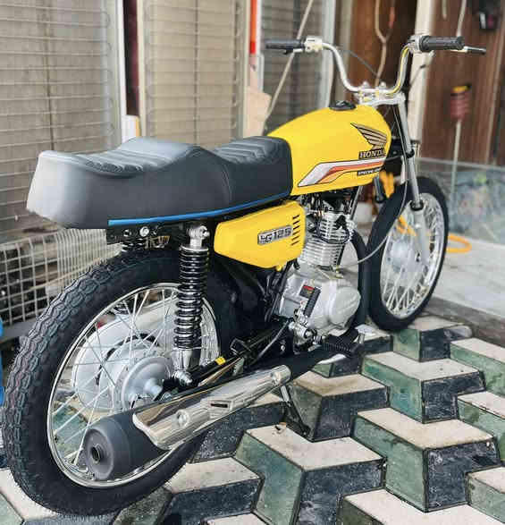 دراجه صار أسبوع من كملت اغراض كله اصلي ومحرك شرط كفاله  بعدها عل سحك والي ما يعرف اغراض وشاصي لا يسولف الدراجه سكنر
***********
