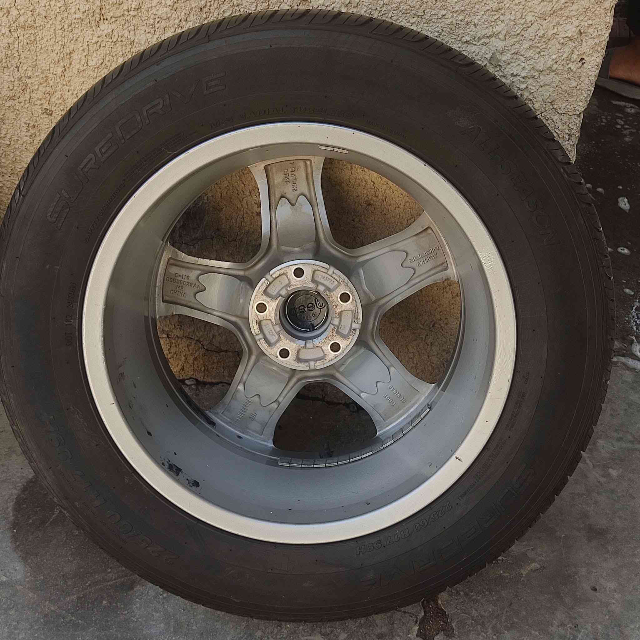 متوفر 
تايرات ويل جيب كومباس 
مال فول 
حجم 17////
60/225
تايرات جديده  امريكيه 
 العدد 3 تاير ويل

الاستفسارات ***********
