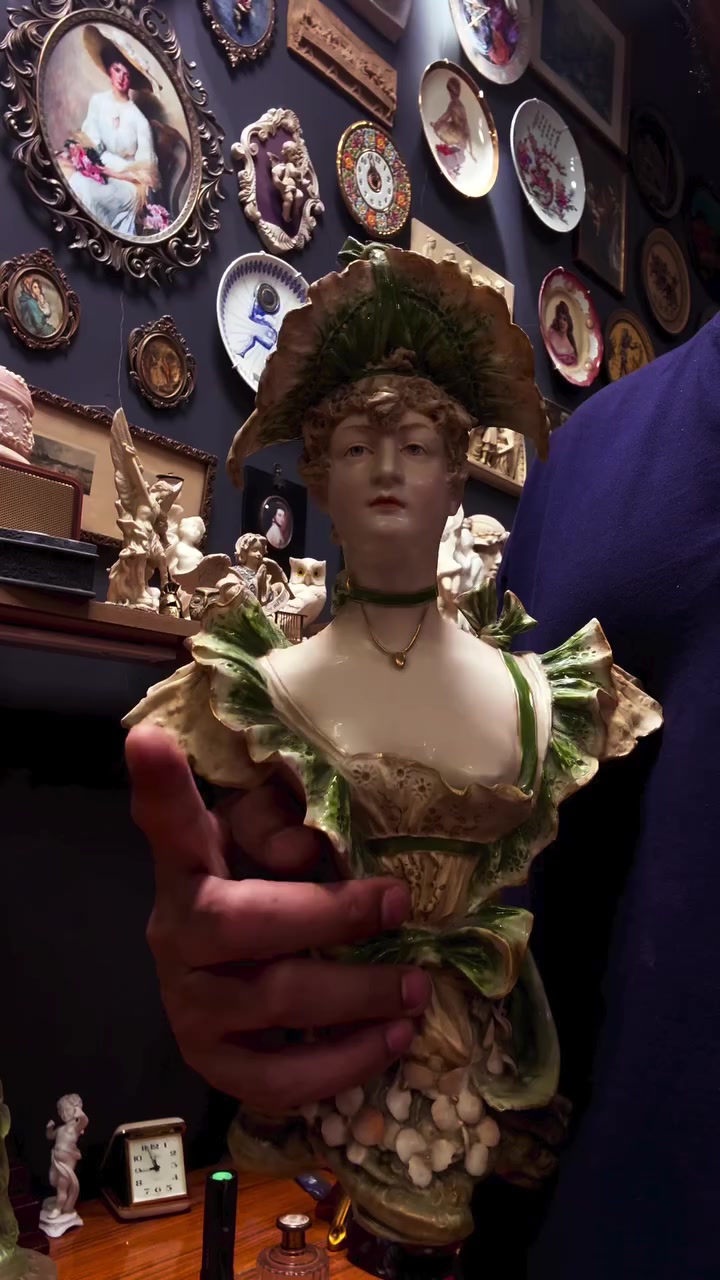 نوادر النابولي الايطالي ..جميع القطع ضخمة وكبيره الحجم وأنتيك حقيقي.. للمزيد من التفاصيل والصور للقطع يرجى مراسله الصفحة..

..
#تحف #انتيك #قديم #antique #vintage


**إذا كنت صاحب هذا الإعلان وتريد حذفه لأي سبب، رجاءا أرسل رسالة إلى الدعم الفني**