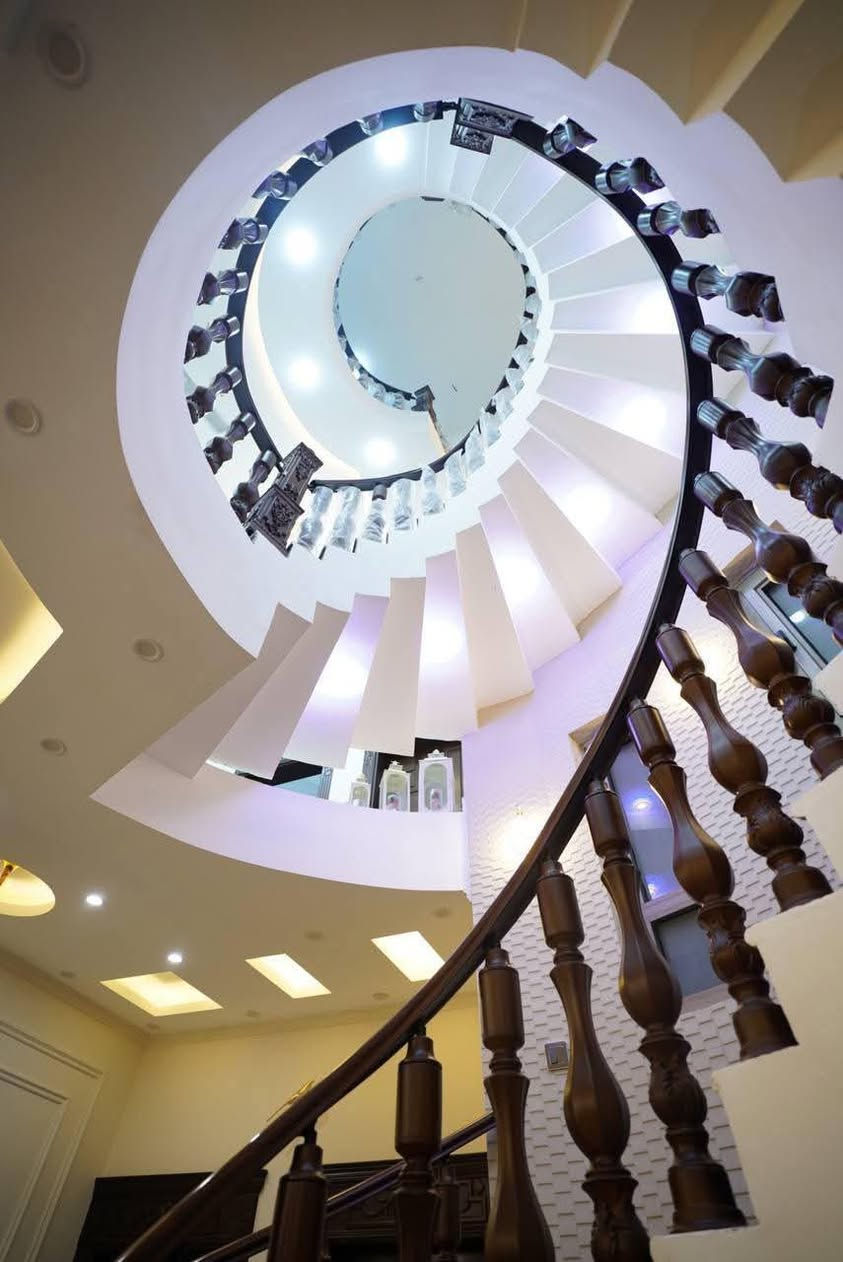 يعلن مكتب عقارات النورين عن وجود دار للبيع البصره المعقل شارع تجاري مساحة 200 متر ثلاث طوابق يحتوي على 9  غرف نوم وصاله وستقبال ومطبخ وصحيات وكراج بناء 2023 
تفاصيل اكثر مراجعه عقارات النورين البصره او الاتصال 
***********
عنوان المكتب الطويسه شارع السوق القديم مجاور معرض الرائد لسراميك
