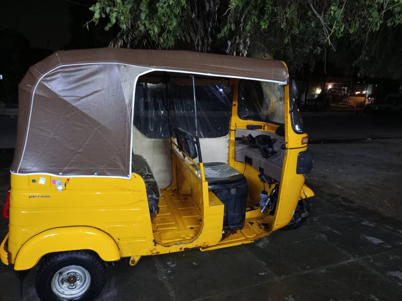 السلام عليكم تكتك للبيع موديل 2020 شهر 12 تكتك خير من الله جاهزه السعر 6500 العنوان  بغداد مدينه الصدر قطاع 62 رقم الهاتف ***********
