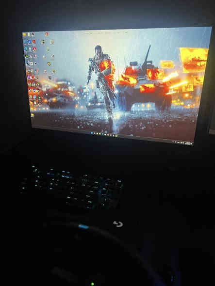 السلام عليكم حاسبتي للبيع كل الغراض عليها ضمان الشركة اكفلك الحرارة واي مشاكل ثاني حاسبة بعدها جديدة ما لحكت استخدمها هواية ومنا ل4/5 سنين ما تفكر اطورها 
كراتين كل القطع موجودة 
السعر (3.000.000) دينار عراقي 
توصيل موجود وين ما تكون  
___________________________________
MSI MAG B850 TOMAHAWK MAX WIFI
___________________________________
MSI gaming trio oc GeForce RTX 5070ti  16GB
___________________________________
SAMSUNG 990 PRO SSD gen4   1TB
___________________________________
CORSAIR Vengeance RGB 32GB (2 x 16GB) 288-Pin PC RAM DDR5 6000Mhz CL30    
___________________________________
Ryzen 7 7800x3D Tray معالج كبة لوز
___________________________________
MSI MAG A15 360mm انسى الحرارة
___________________________________
MSI MAG A850GL 
___________________________________
Case Montech king 65 pro white
 مراوح 140mm عدد 2 / 120mm عدد 1 RGB 
___________________________________
Fan case Corsair 120mm 3x RGB 
-----------------------&&&--------------------------
اضافات:-  شاشة                                            
MSI / 27' / 1440p / 0.5ms / 300hz 
استخدام قليل بعدها بالضمان كارتونة موجودة  السعر 300الف 
------------------------------
واتس اب ***********
