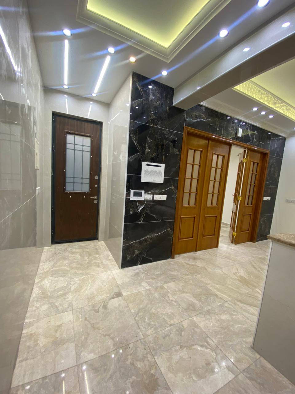 🔱لـــلـــبــيــع في الــسـيـديـة 🔱

📍موقع السيدية الظباط خاف جامع الاقصى 

🏠مساحة 130 متر واجهه 6،5 نزال 20 

شارع 15 رصيف 2 متر 

جديد ممسكون بناء سنه 2025 

يتكون من مدخلين 

مطبخ صاله +خدمات الى الصاله جلسه وغرفه نوم سويت

الطابق الثاني ثلاثه نوم خدمات عدد ثلاثه 

الطابق الثالث غرفه نوم صاله مطبخ خدمات عدد 2 

واجهه مـرمـر 

ارضيه مرمر 

باب داخل تفصال 

باب قاصه 

سبالت دفن 

كامرات دفن 

خزان ماء عدد 3 

سخانات عدد 3 

🔴 نكفيك عناء البحث ✔️ لتمتلك عقارك

عندك بيت 🏠 وحاير شلون تبيعه نحن نجيبلك المشتري وبسعر الذي يناسبك

عندك بناء 🏗️ وما عندك وقت تبني نحن نبني لك بأسعار تنافسيه وبكوادر هندسيه مع توثيق مراحل العمل بالتصوير حتى تكون مطمئن

عندك عقار تريد تستثمرة ومتعرف شلون ❗️

تكدر كلشي تسوي تبيع وتشتري وتستثمر وأنت مطمئن 💯

‏‎💰 التعامل والتفاوض مباشر مع صاحب العقار 

للاستفسار /

مكتب رافدين الخير للوساطة العقارية 

السيدية _شارع العلوة_مجاور مطعم سماش

هـ/***********
