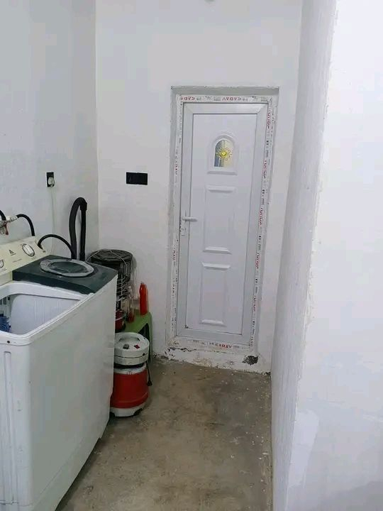 سلام عليكم بيت مساحه 200وعشرمتر للبيع عنوان لبيت الحكيم بنزله حسينه ابي لاحرار يتكون لبيت من غرفتين وصاله وستقبال ومطبخ ومجمع صحيات داخلي وصحيات خارجي وكراج وحديقه مرتبه بناء طابوك لسقف سندويج السعر43وبي مجال تواصل ***********+
