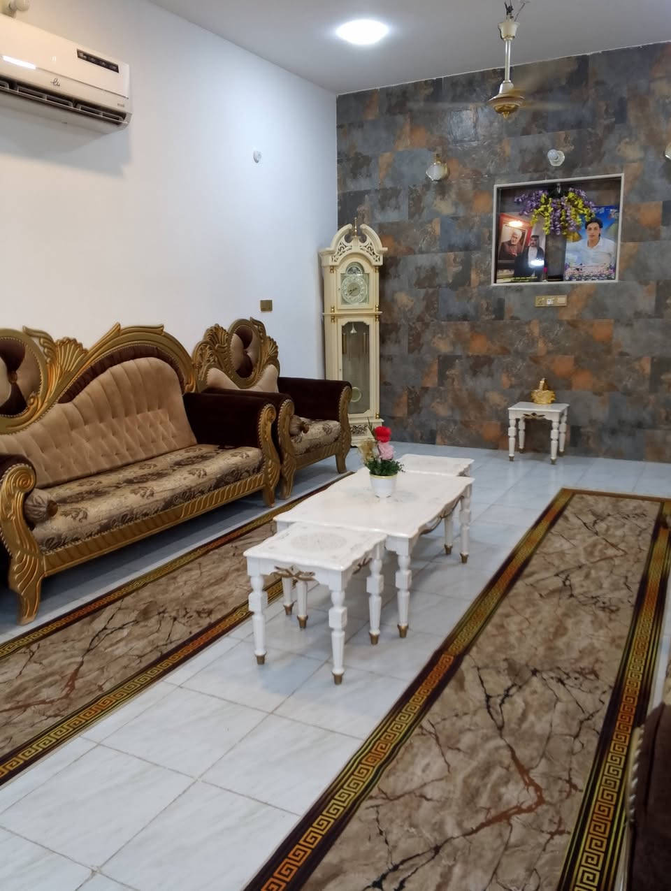بيت بناء حديث للبيع المساحه 300 متر السعر 158 مليون بالبكرلي الثالثة قرب قاعة الحديد يقع على شارع عرضه 8 أمتار خدمات كامله المنطقة مجاري ماء اساله وكهرباء ظفيرة عالي عن الشارع يحتوي على غرفتين نوم وصاله كبيره وهول ومطبخ وكليدور ومجمع صحيات داخليه ومجمع صحيات خارجية وكراج سياره وحديقة قرب خط كيات البكرلي سند 25 طابو زراعي تحويل مباشر باسم المشتري للاستفسار ***********
