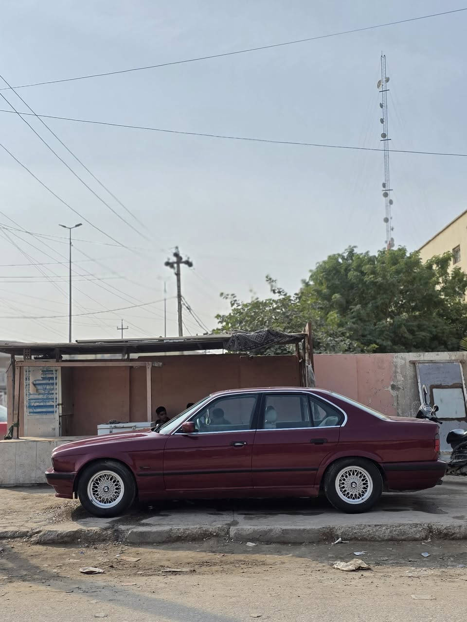 السلام عليكم
bmw 525.            
         موديل 92 اصل سنويه وبليته.     هزه جديده 
بچم عريض
گير ومكينه مكفولات
تبريد_تدفئه. كهربائيات كلها شغاله
سنتر لوك _گير اوتو 
تخم تاير _فتحة سقف
غرفه نظيفة _داخل صاجيات
السعر 68 وبيها مجال بسيط
مكانها بابل مركز مدينه
***********. متواجد نت وخط
