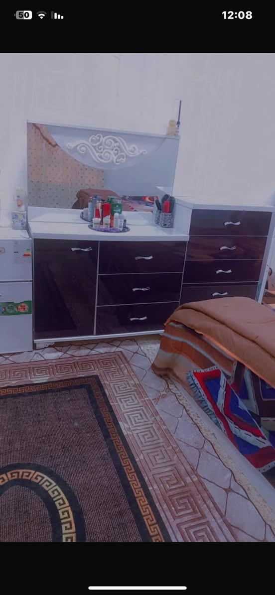 غرفه نضيفه مابيه ضرر سعر ٤٥٠ عنوان  شارعه الوفود رقم راعيه ***********
