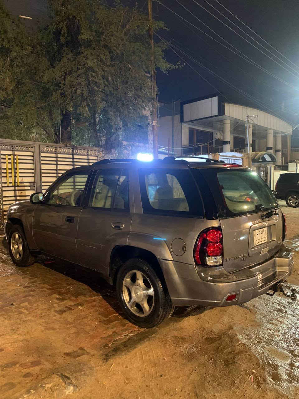 بلايزر 
مديل 2009 
مرقمة بصرة حره تحويل السنوية 2027
السيارة مكينة وكير بطة 2،5احسن من مكينته من الناحيه العمليه 
حدادة تايرات 90‎%‎ 
السيارة مثل ما موضح امامكم صبغتها حلوه بس بيها جراد صفحه 
كهربائياتها اغلبها شغاله لكن بيها بعض النقوصات بسبب التحوير 

السعر 62 ورقة وقابل للتفاوض 
للأستفسار *********** البصرة, العراق
