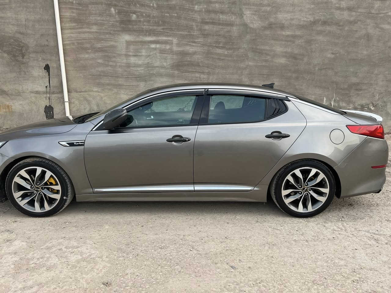 السلام عليكم
كيا اوبتما موديل 2015 امريكي 
سيارة جديده 

مواصفات sx معروفه تجي فول بصمه بنوراما قطعتين تبريد ويل كب 18 رياضي سيارة مال بيت ما مخلي بيها اي نقص زنون بلادي ابيض كهرباء كله شغاله استخدام شخصي 

سيارة ضررها فقط صبغ قطعتين باب سايق وخلفي يعني لا معجون ولا تعديل للجماليه وشبر ب بنيد كرت

ممشاها 96 الف حقيقي رقم بغداد دولي جديد مميز رقمين مكرر اخوان سيارة للبيع 120 بيها مجال 

م/ *********** / رمادي
