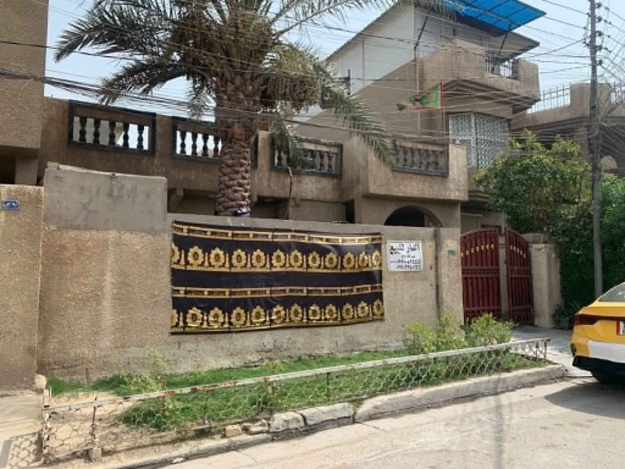 السلام عليكم
بيت مساحة ٢٠٠ متر قرب الشارع العام قرب حسينيه جعفر الطيار بالشارع مال مجمع الانتفاضة يتكون من 
استقبال 
هول 
مطبخ 
غرفتين نوم جوة
خدمات داخليه وخارجية
ترك 
منور
كراج 
حديقه داخلية وخارجية
وغرفه نوم وحدة فوك 
وبيتونه وسطح
البيت جاهز للسكن ماناقصه شي 
تكدر تجي تشوف وتحكم
للاستفسار 
***********
***********
