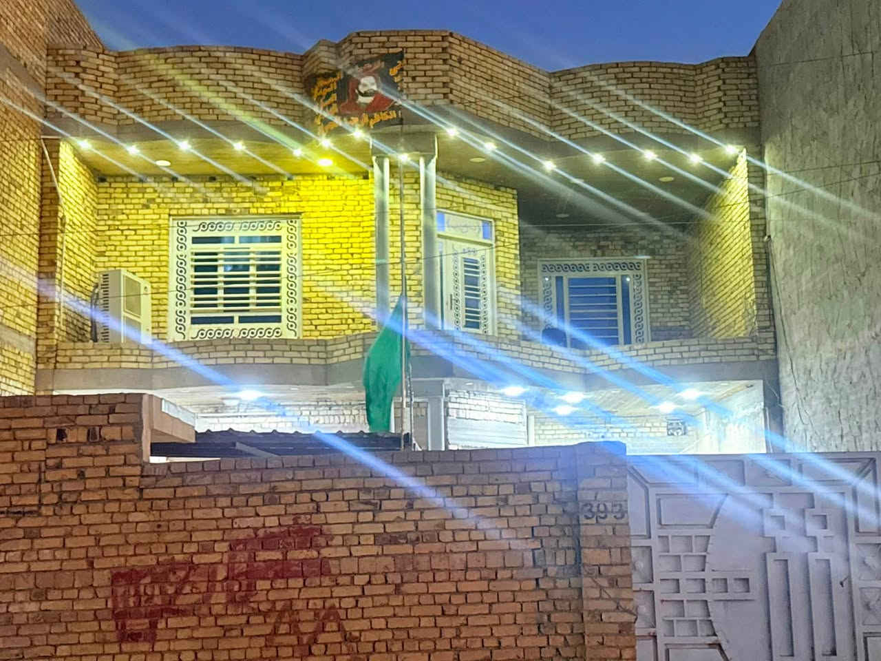 الدار للبيع طابقين المساحه 270م الواجهه 10 نزال 27 العنوان حي الفاطميه شارع خدمي الفاطميه مقابل سدة الدفاس البيت ع ساحه الطابق الثاني جاهز ٤ غرف وصاله وغرفه سويت والطابق الأول غرفتين صاله مناور عدد ٢ صحيات مطبخ استقبال للاستفسار / ***********
