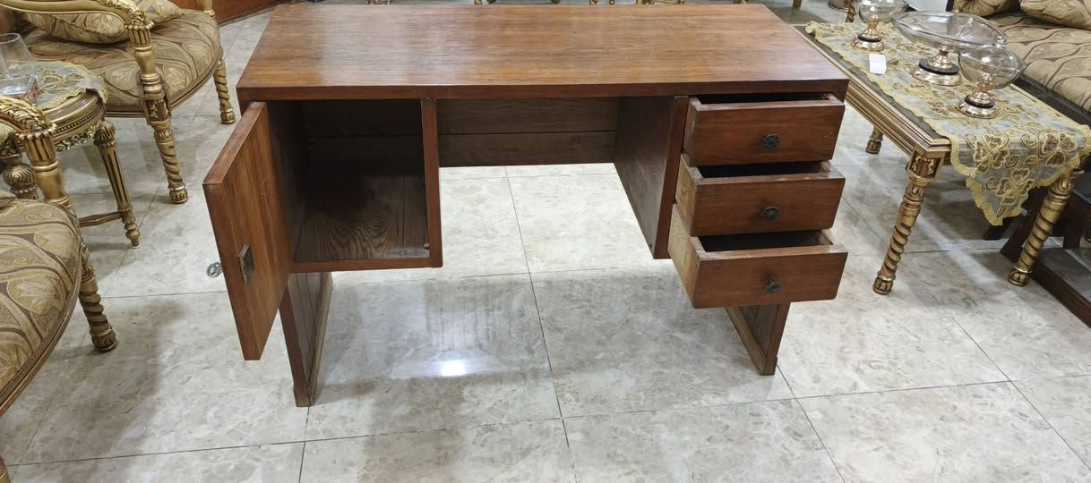 الميز ثابت جدا ما بيه اي مشكله وكل المجرات سليمه 
ابعاده
 عمق 50 
طول 120
 ارتفاع 80 
السعر 40 الف ما عندي توصيل
مكاني بغداد العامريه ***********
