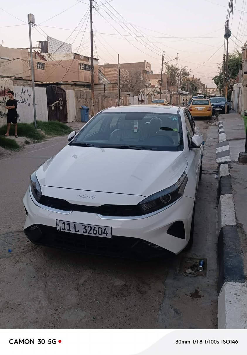 السلام عليكم عندي كيا سيراتو 2024 فتحه محرك 2000 قطعتين تبريد  سياره جديده مقفوله كفاله عامه لا صبغ ولا بارد ماشيه 24 الف رقم ***********
