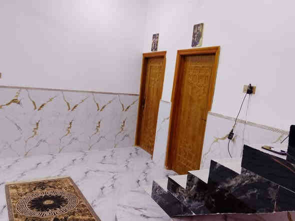 بيت الحلام فول موصفات
بيت زراعي للبيع 250 متر
العنوان الصخين شارع محطه الماي  على الجهه اليسره
يبعد عن الشارع السايدين
 80 متر بس

اتخيل كل التريده متوفر يمك
اسواق مطعم عياده صيدليه
وكل الي تريده يعني خدمات كامله من كل شي تحس نفسك بيت طابو مو زراعي 

يتكون البيت 250 متر
غرفتين نوم اكبار 5×5 
صاله مرتبه 7×6
مطبخ حار وبارد 5×6
ديوانيه بصمه 11×4
صحيات داخليه 2×4
وصحيات خارجية 2×1.50
حديقه مميزه وحلوه 1.50×7
كراج سياره 4×8
منور جبير 1.25×6
بيتونه ودرج 7× 3
البيت جديد كلش وفول موصفات ومتعوب علي
 💵 السعر 85 وبي مجال 
📌 معلومات عن البيت
1️⃣ الاساس رباط كونكريت
2️⃣ البناء بلوك شمال
3️⃣ السقف كونكريت مسلح
4️⃣ رباط ساقط على البيت كله 
5️⃣  سيراميك لوح 120 
6️⃣  سيراميك ارضي وجداري
7️⃣  كهربائيه شغل متعوب علي
8️⃣ فوانيس جداريه البيت كله

☎️ للاستفسار اكثر 👇
📨 مراسله الصفحه
📞 ***********
