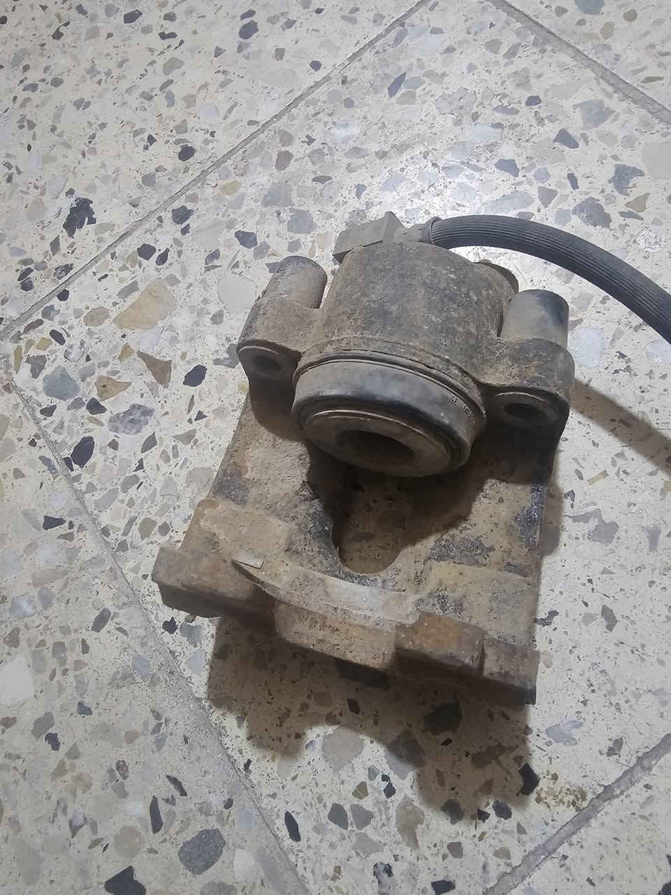 عندي اغراض مال جيب شيروكي موديل ٢٠٠٠ مكلني بغداد ***********
