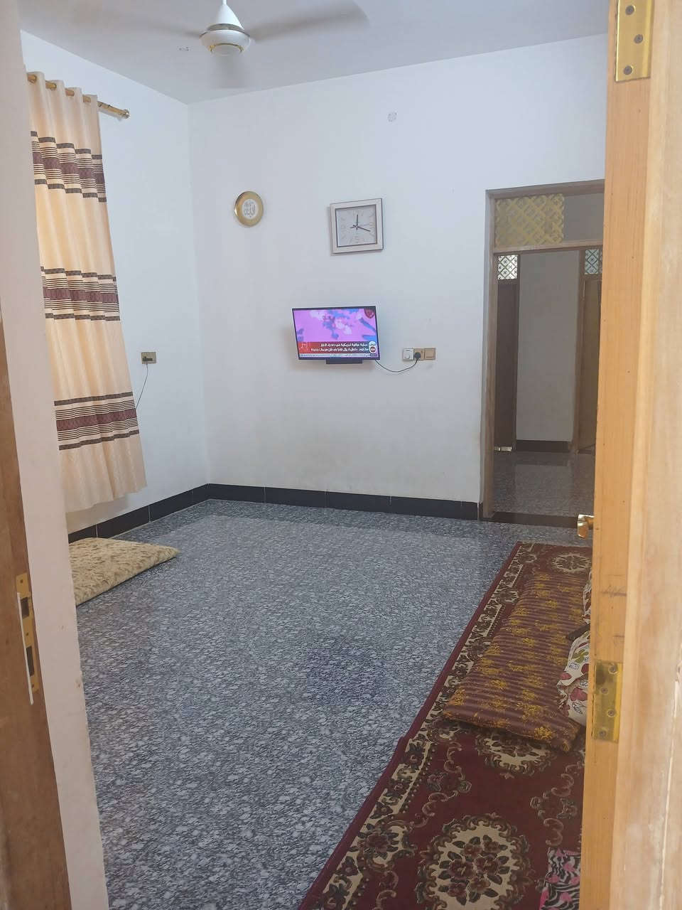 دار للبيع طابق واحد 200متر الرمادي حي الاكراد الجهة الجديدة قرب جامع الصالحين وقريب على كورنيش التأميم وجسر الحوز المؤدي لمركز المدينه شارع تبليط و مجاري شارع مرتب يتكون من غرفتين نوم و ديوانية و هول و صاله ومطبخ زائد كراج و حديقة الاتصال ***********
