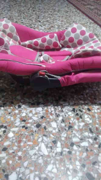 كرسي مال طفل يرهم بالسياره 
حله شارع 80 قرب مدرسة زهور بابل الابتدائيه 
سعره ب 30 
*********** حلة
