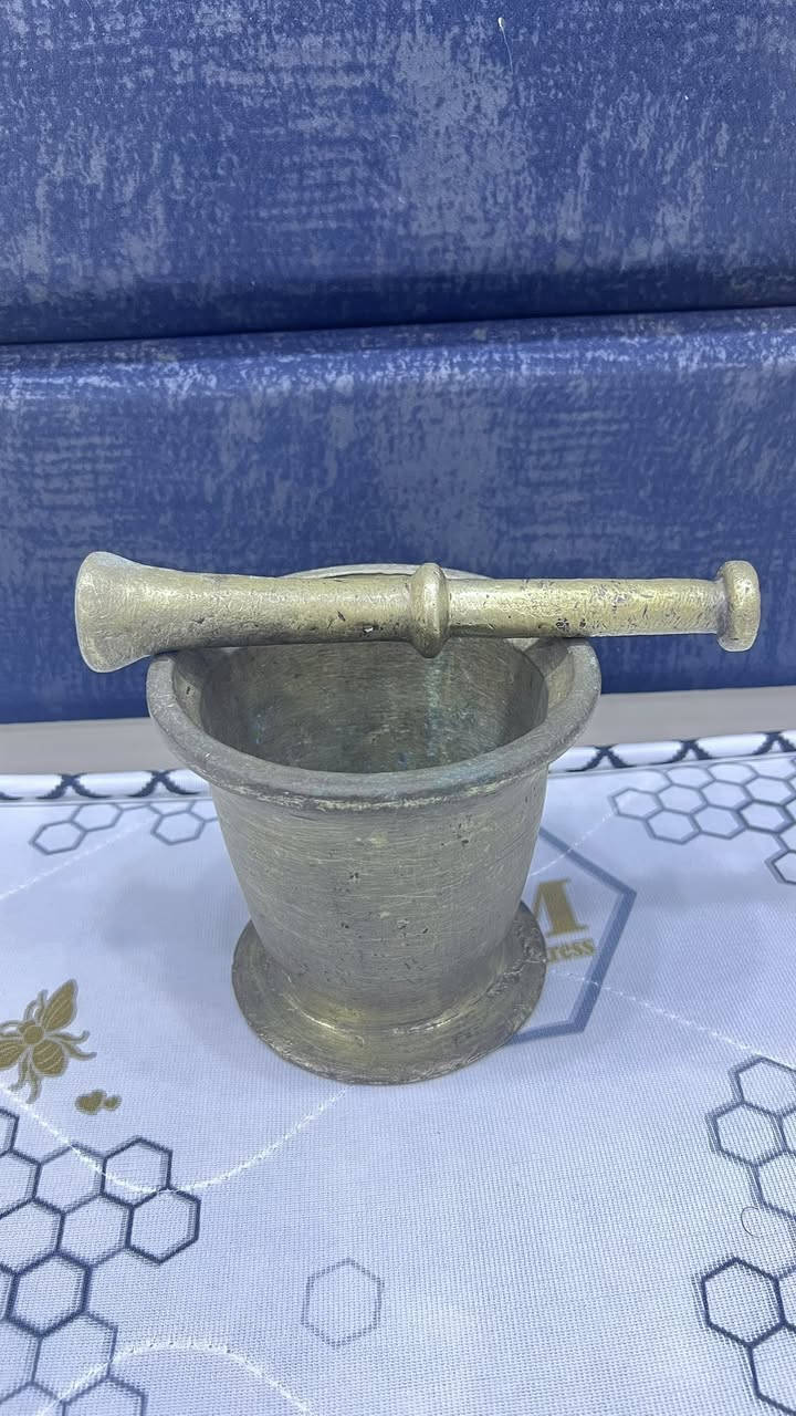 المادة: نحاس ذهبي اللون.
الاستخدام: يستخدم لطحن المواد الصلبة مثل الحبوب، التوابل، والمكسرات، وكذلك في تحضير الأكلات التقليدية.
المميزات: يتميز بوزنه الثقيل وعمره الافتراضي الطويل الذي قد يتجاوز الـ 50 عاماً كقطعة أثرية. هذا رقمي ￼***********
