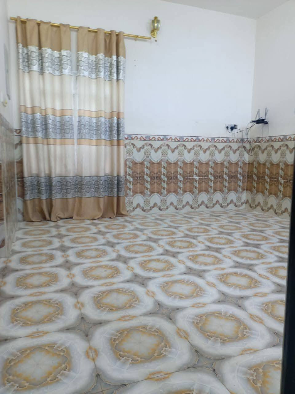 بيت بحي الزهور / الهنديه للبيع
المساحه //200متر

البيت طابقين مسلح  بناء عام 2019

الطابق الاول //
غرفتين نوم + صاله + مطبخ + استقبال
صحيات داخليه وخارجيه 
 
الطابق الثاني//
ثلاث غرف  نوم + صاله + صحيات 

 ***********
