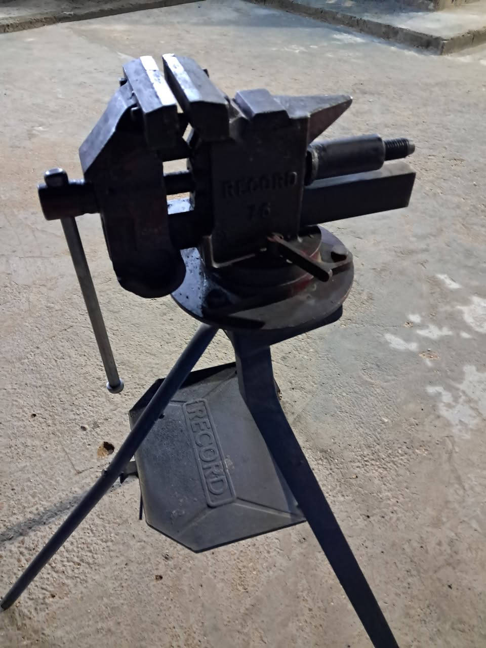 منكنه الماني اصلي مال عمرها اكثر من ٦٠ سنه مال جمعية حديثه وزنها مو اقل ٤٠ كيلو وياها القاعده مالتها وكامله تطبك  للبيع سعرها ٦٠٠ الف قفل مال حدادين او اصحاب الورشات مو حسافه بيها الفلوس الي يحب يشتري يتفضل 

***********
***********
