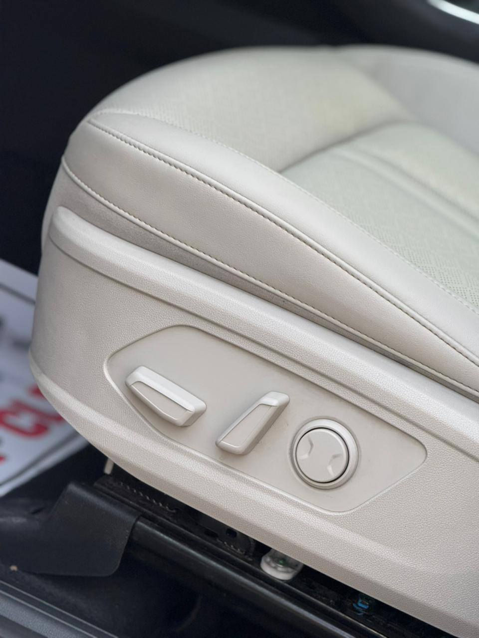 السلام عليكم
كيا سورنتو موديل 23 وارد امريكي ليبل واحد بدون تبديل حادثة طخط بصيطة واضحة عندك بل صور الحادث مواصفات السياره 
شاشة كامرة دوارة 
رادار امامي خلفي 
تحديد مسار 
داخل جلد 
كشن كهرباء 
محرك 2500
شحن لاسنكي 
7راكب 
داخل صاج
لايت زنون 4عدسات 
وباقي المواصفات معروفة السعر 240 وبيه مجال بصيط السيارة ماشية 16الف مكاني بغداد حي اور ***********
