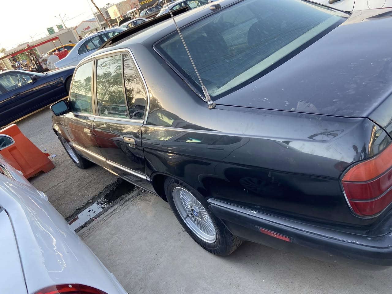 سلام عليكم للبيع BMWموديل 1993فول فول مواصفات  تبريد ثلج ❄️قفل مركزي جامات كهربائي سقف سلايت لايات زينون مسجل شاشه تحكم شاشه كشتات جلد اسود بدون ضرر فقط صبغ جماليه وياله تخم جديد حجم اصل فصل 730 كبس V8 كير   اوتماتيك رقم  دهوك بسمي سنويه جديد لغايه 2030 دفتر بانزين عنوان كركوك  سعر 55وبي مجال رقم الهاتف ***********
