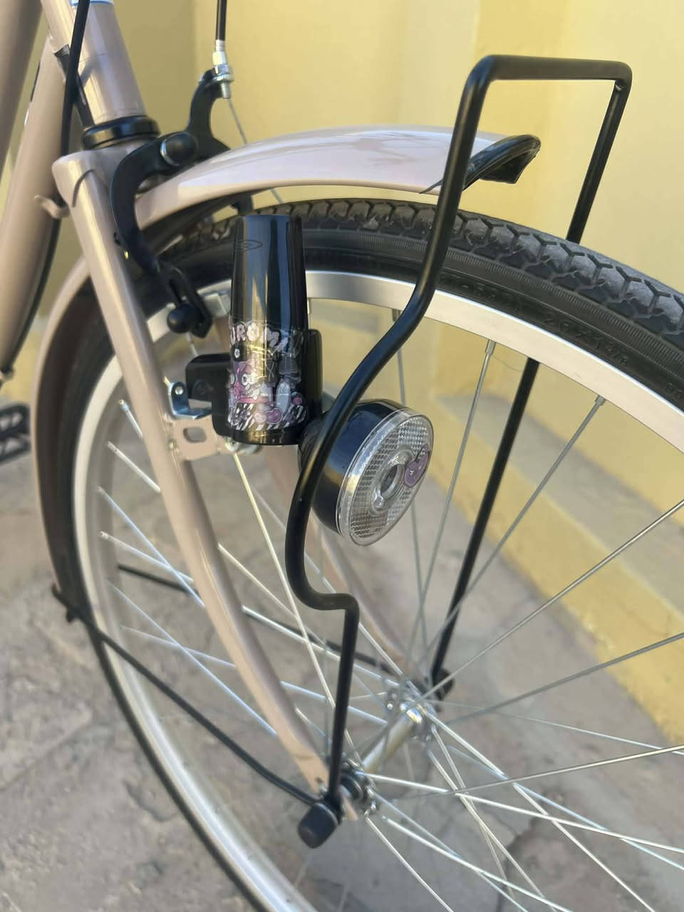 سلام عليكم بايسكل للبيع(  مديلBD -22 لون ككوي).26 (صاله سبوعين من طالع معرض)شكد ما اكلك نضيف قليلل
شخط مابي( ومتروك البايسكل بصطح ما محتازه ..) وكاله
السعر 135نص ربع ماينزل وهاذه رقمي(***********)
