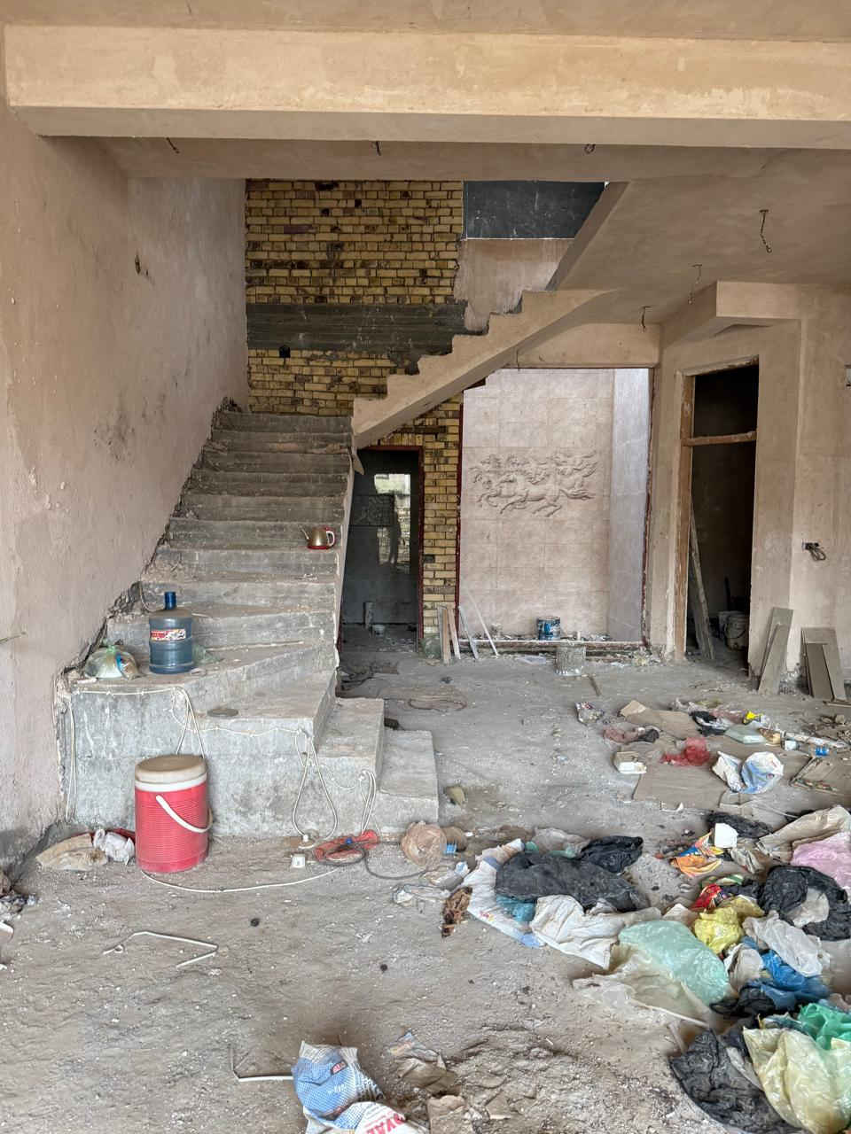 عقار هيكل طابقين بناء درجه اولى للبيع تصميم راقي في مكان هادئ ومفتوح

الدار واسع الصحيات والسويتات كاملة مغلفة بورسلين

ام الخيل الثالثه  يقع على شارع بعرض 40 متر  قرب الحولي 

**********************************

المساحه / 100 متر مع فضلة ١١٠ متر  

واقع حال ٢١٠ متر  مع  

الواجهه /  10 متر 

علمآ  الهيكل مطلوب لصندوق الاسكان 

55 مليون 

____________________________

الطابق الأرضـــي 

غرفه نوم  سويت / صاله/ استقبال/ مطبخ حار مع مطبخ بارد / مجاميع صحيه عدد 2 / حديقه / كراج  مناور عدد  ٢  كاملة مغلفة سيراميك 

الطابق الأول 

ثلاث غرف نوم  نظام سويت / صاله/ مجموعه صحيه

الدار كامل ماعدا الارضيات والشبابيك ولبخ بياض فقط 

للاستفسار الاتصال واتساب

***********
