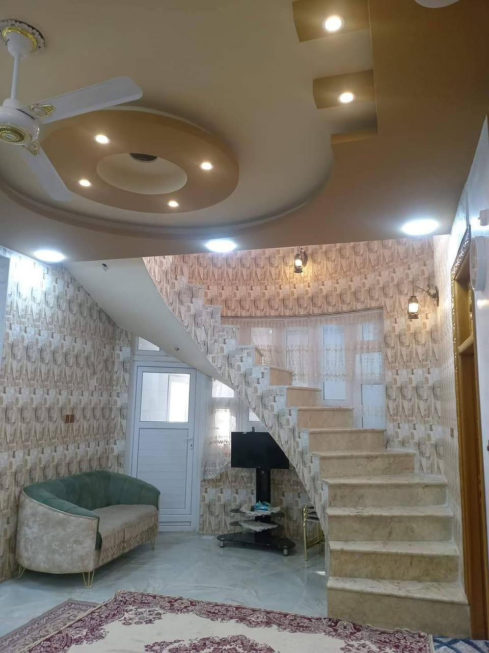 السلام عليكم 
عرض اليوم للبيع ميتعوض
بيت مساحة 200m في حي الوفاء 
التفاصيل مثل مموضح بالصورة 
وباقي عليه طلب للمصرف العقاري يعني التسديد اسهل من السهل 
مع فرصة للمراوس في بيت في مجمع الأميرات حصراً
للتفاصيل اكثر التواصل ع الرقم التالي ***********
