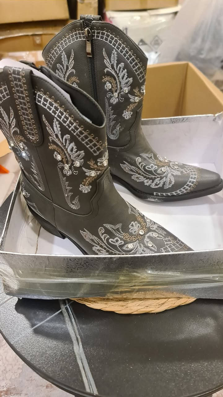 شلعت أحذية وشحاطة وجركز نسائية36 قطعة جديد شي ان ومكس وامزون تابع الفديو والصور. السعر 100 الف مع التوصيل خاص او على الرقم ***********
