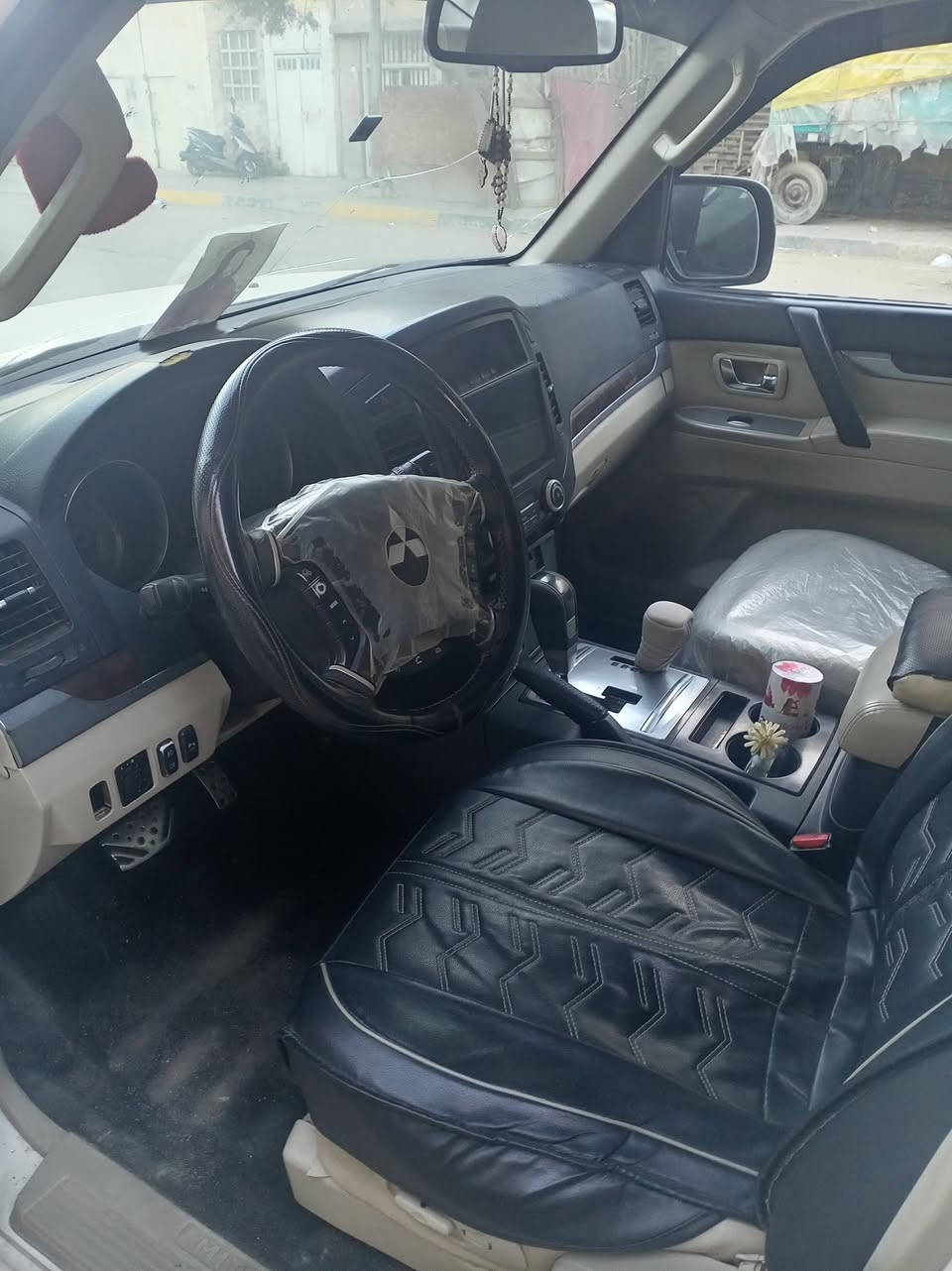 سلام عليكم ورحمة الله وبركاته عندي سيارة باجيرو موديل 2010البيع مكان السيارة بغداد بسمي رقمي ***********
