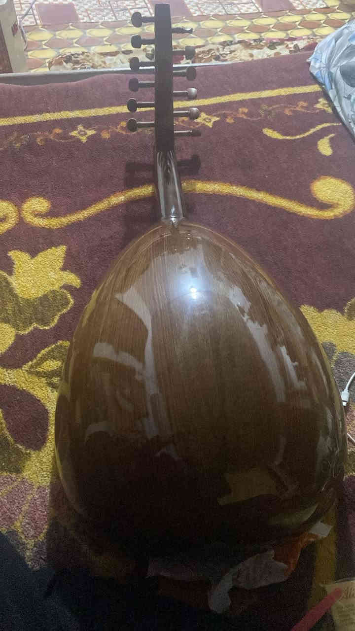 عود زرياب تركي صناعه2024 جديد ما مستعمل ويا جنطه و ريشة 🪶 اثنين واوتار احتياط واستاند ماله رايده ب150 نهايته شراي يدخل خاص مو شراي لا يجي اعبر المنشور عندي خدمه توصيل 🚚 مكاني بصره سفوان رقم الواتساب (***********)
