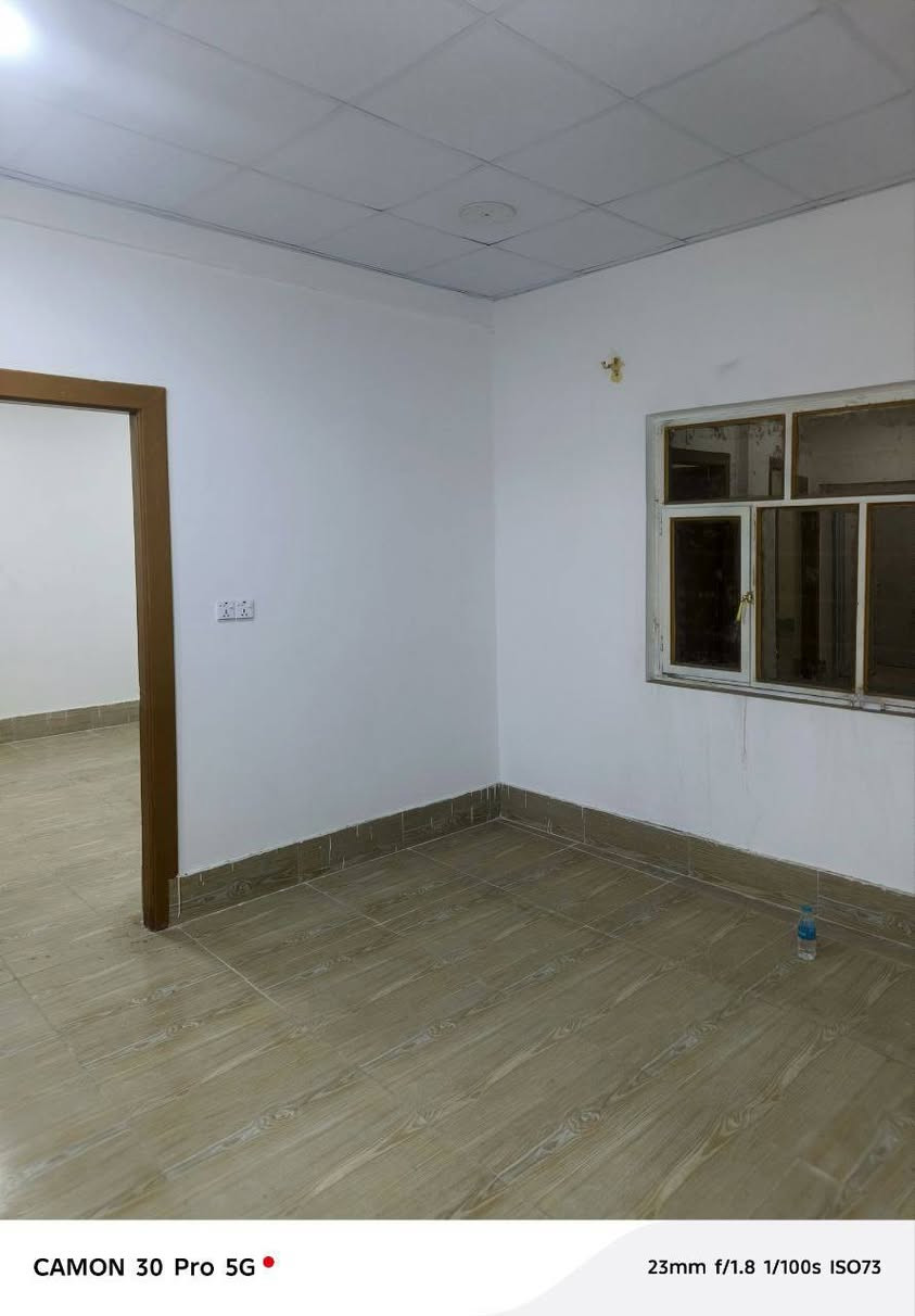 #للايجار
شقه حديثه في ياسين خريبط شارع السناتر موقع سكني مميز  طابق اول تحتوي على غرفتين صاله مطبخ صحيات السعر 650
***********

المهيمن للاستثمار العقاري
