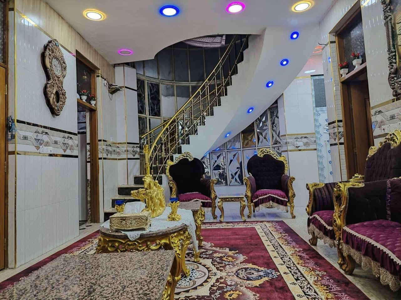 السلام عليكم دار للبيع في بغداد حي آور قرب مؤسسة المصطفى و خلف محطة المرتضى خلف الشارع التجاري مباشرتاً المساحة 150 متر طابقين الواجها 10 و النزال 15 يتكون الدار من 4 غرف نوم الطابق الأول يتكون من استقبال و مطبخ و صالة كبيرة و غرفة نوم و و صحيات الطابق الثاني يتكون من 3 غرف نوم معى صالة كبيرة صحيات للإستفسار أكثر اتصلو على الرقم ***********.
