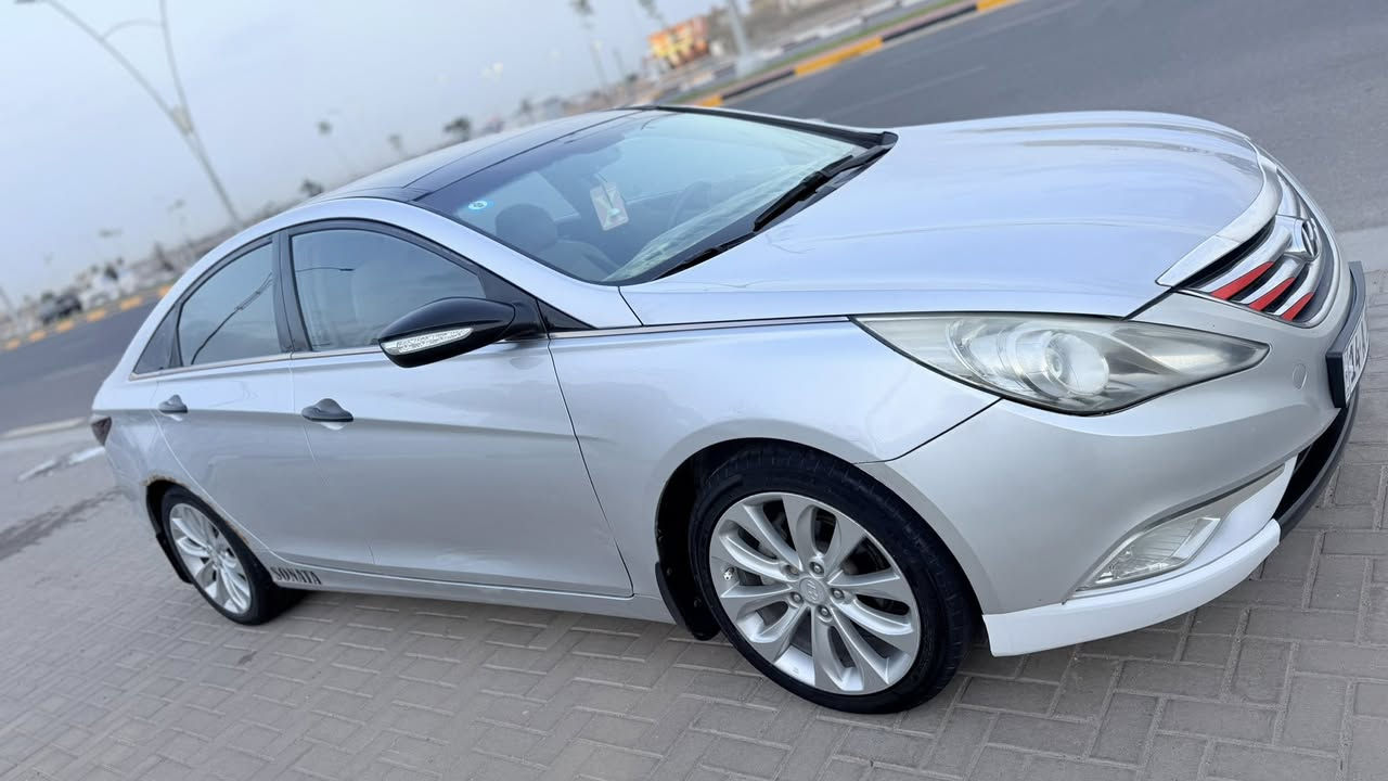 السلام عليكم هيونداي سوناتا 2011 خليجي فول مواصفات محرك 2400 دواخل بيجي بانوراما حساسات خلفية كاميرا خلفية لايت زنون عالي ناصي ويل كب حجم 18 عدد 5 مرايا كهربائية شفط مع اشارة بالمرايا ابواب بصمة توجد رشة صبغ (صندوق+بنيد) بسبب الجرد بدون اي معجون او إصلاح مع تبديل الداير مال المدگر الخلفي بسبب التآكل يعني الضرر قبل قبق البانزين بسيط دواخل السيارة توجد بها تشغيل بصمة تبريد قطعتين امامي خلفي كشنات كهربائية مع تدفئة بالكشنات (القمارة الداخلية تحتاج الى إدامة) 
رقم جديد بأسمي سنوية تنتهي سنة 2030 الرقم الجديد 

السعر 95 ورقة قابلة للتفاوض
***********
