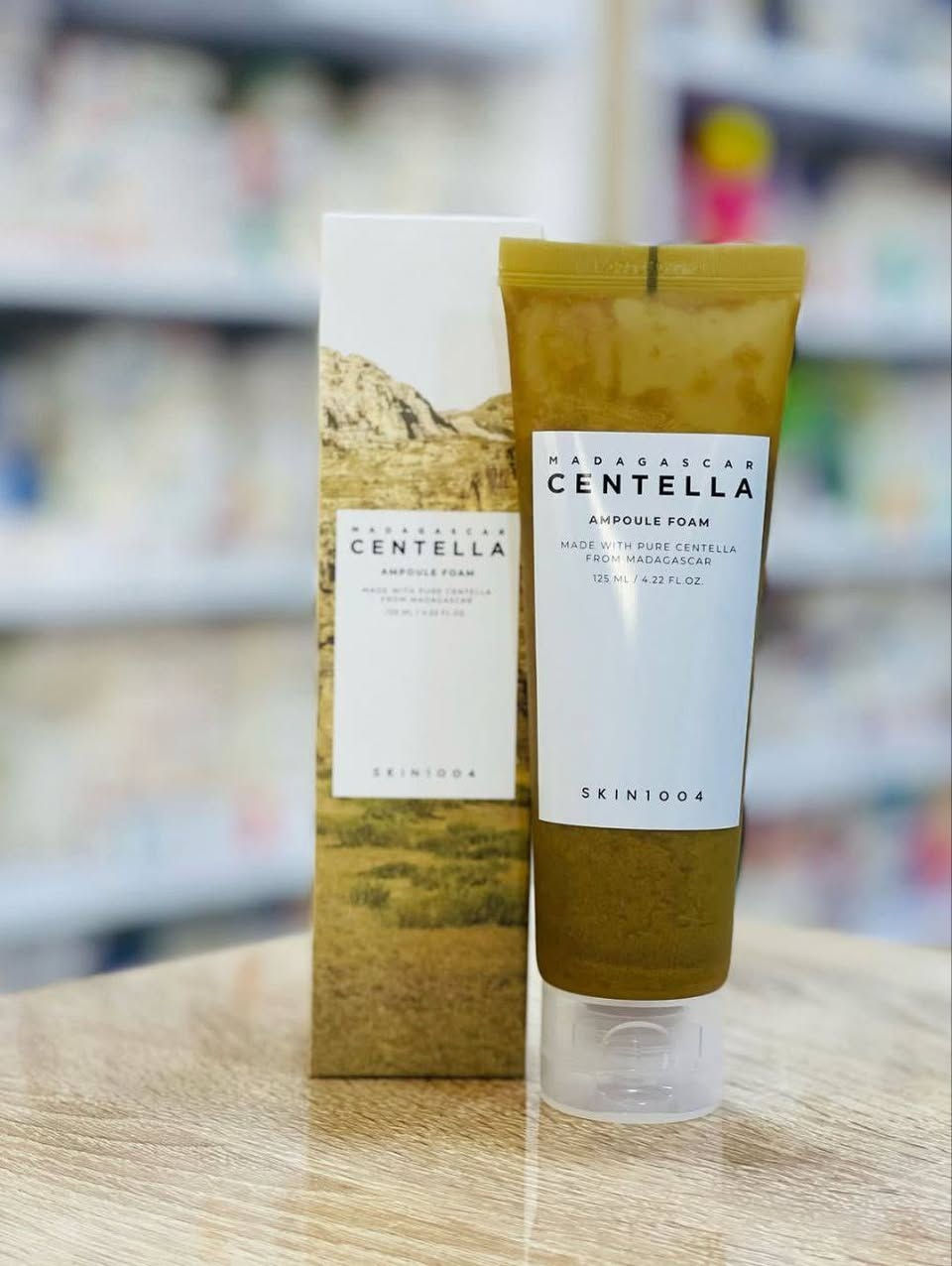 SKIN1004 Centella Ampoule Foam - 20ml | سكين 1004 
غسول رغوي بالسينتيلا - 20 مل 🫦
غسول رغوي غني يزيل المكياج والشوائب بفعالية دون تجريد البشرة من زيوتها الطبيعية قوة تنظيف متقدمة تزيل 92.69% من الغبار  شوائب في المسام ليزيلها بفعالية عوامل تنظيف مشتقة من جوز الهند تنظف البشرة بلطف وترطبها.
يحتوي على السنتيلا الذي يهدئ البشرة ويوازنها.قوامه معجون كريمي طبيعي بلون بني فاتح يتحول إلى رغوة غنية وناعمة تلتصق بالبشرة لتوفير تنظيف عميق دون التسبب في تهيج أو جفاف البشرة.
مناسب لـ جميع انواع البشـرة حتى الحساسة.


**إذا كنت صاحب هذا الإعلان وتريد حذفه لأي سبب، رجاءا أرسل رسالة إلى الدعم الفني**