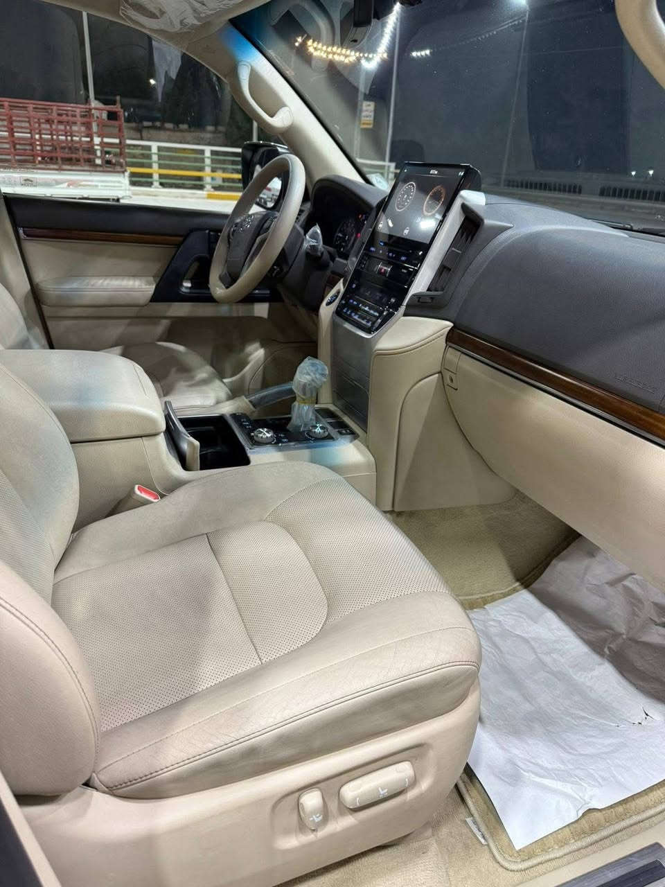 السلام عليكم الغوالي لاندكروز 2018 وايت ادشن😍
ماشيه 82 الف حقيقي مكفوله من الضرر والصبغ 
فقط بارد بسيط باب السايق وممبين السياره 
جديده بمعنه الكلمه بدون شخوط بدون رصعات
بدون رمل تخم تاير جديد صيانه كله بشركه ساز 
8 ايرباك كراسي كهرباء شاحن 3شاشات سلايد 
روف رقم بغداد تحويل ثاني يوم اخوان السياره 
بالحقيقه احلى من الصور كتلوكاتها بصماتها 
بعدهن بالجيس السعر 508  وبيه مجال 
للمشتري تشوف السياره وتقتنع وبيك خير
وتدلل مكاني بغداد كريعات اي استفسار
                                    ***********
ومن الله التوفيق❤️
