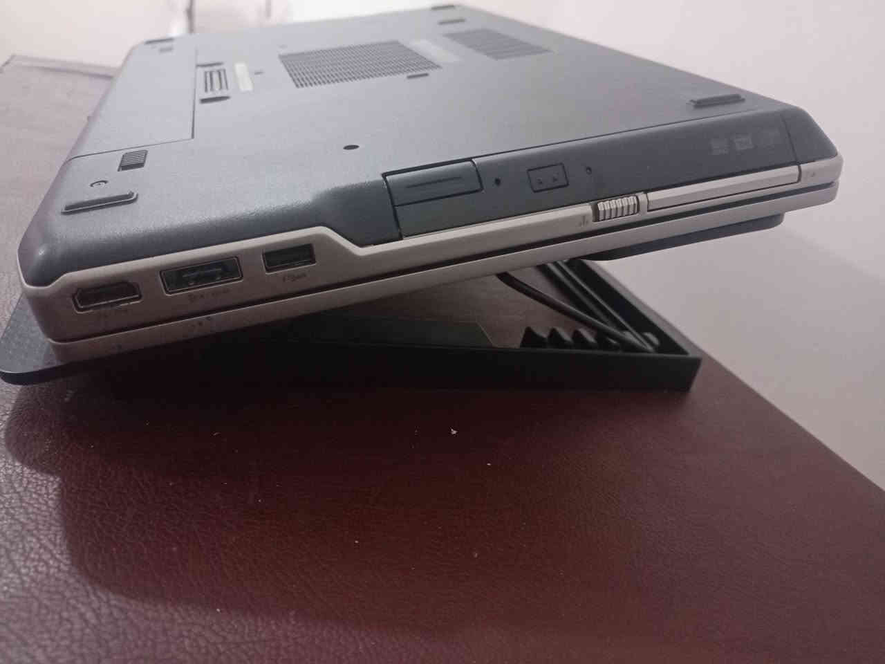 لابتوب جيل الثالث Dell Latitude E6530 i7

لابتوب عملي وقوي من فئة الأعمال – مناسب للدراسة، البرمجة، والاستخدام اليومي الثقيل

 المواصفات:
 المعالج: Intel Core i7-3540M (الجيل الثالث – نواتان / 4 خيوط)
 الذاكرة: 8GB RAM DDR3
 التخزين: 120GB SSD (سريع في الإقلاع وتشغيل البرامج)
 كرت شاشة مدمج: Intel HD Graphics 4000
 كرت شاشة منفصل: NVIDIA NVS 5200M
 الشاشة: 15.6 بوصة HD (تم تبديلها وتعمل بشكل طبيعي)
 الواي فاي: Intel أصلي
 الهيكل: ألمنيوم متين 

 الطاقة:
 شاحن أصلي Dell بقدرة 90W
 بطارية أصلية تعمل بشكل جيد

 هدية:
 ستاند لابتوب (قاعدة رفع/تبريد)

ملاحظات مهمة:
اللابتوب مستخدم ونظيف
يحتوي على كرتين شاشة (موفر للطاقة + أداء أفضل عند الحاجة)
مناسب للطلاب، البرمجة، أنظمة لينكس، والعمل التقني
السعر مناسب مقارنة بالمواصفات والمتوفر في السوق

 السعر: 160 ألف وبيه مجال للشراي
 الموقع: بصرة/شط العرب/كردلان
 للتواصل: ***********
يوجد توصيل لجميع محافظات ب10 
اذا بالبصرة 5
