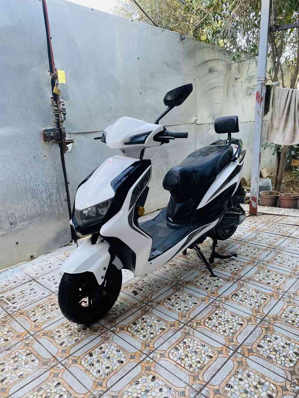 سعر(525)
دراجه شحن سكنس 
6 باتريات كبار يمشن 40 كيلو و على فحص
دراجه نظيفه و كامله من كلشي بصمتين وصل شراء 
مكاني بغداد الغزاليه
‭0787 075 9296‬
