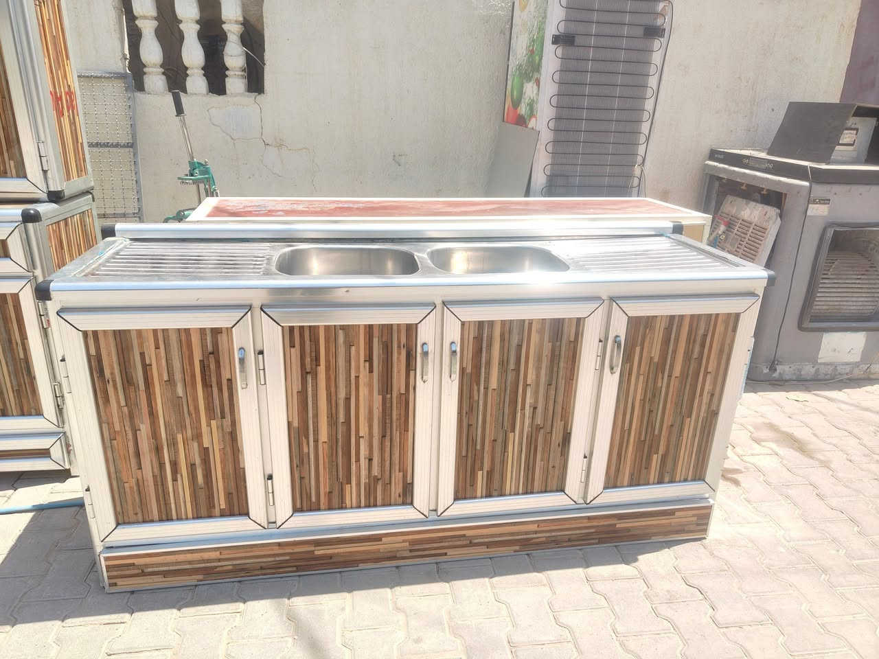 معرض زياد الأثاث المنزلي 
كاونتر قياس مترين 
مع سنك قياس متر و 80 سم 
الكاونتر حطاطه تركي شغل فول كلش نضيف مابي ضرر 
العنوان تكريت شارع الزهور خلف افران الكرخ وقاسم مول معرض زياد الأثاث المنزلي 🫴 
***********
